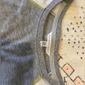 VS/PINK long sleeve shirt w/side zippers. Grey/white.